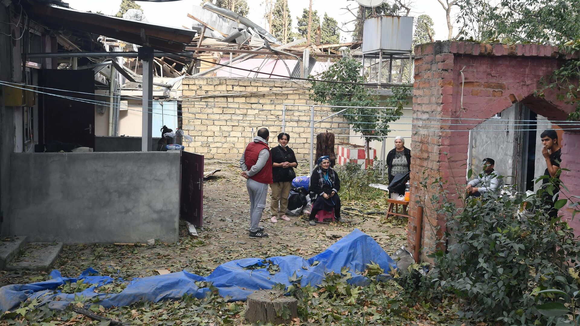  Местные жители домов, пострадавших в результате ракетного обстрела города Гянджа - РИА Новости, 1920, 11.10.2020