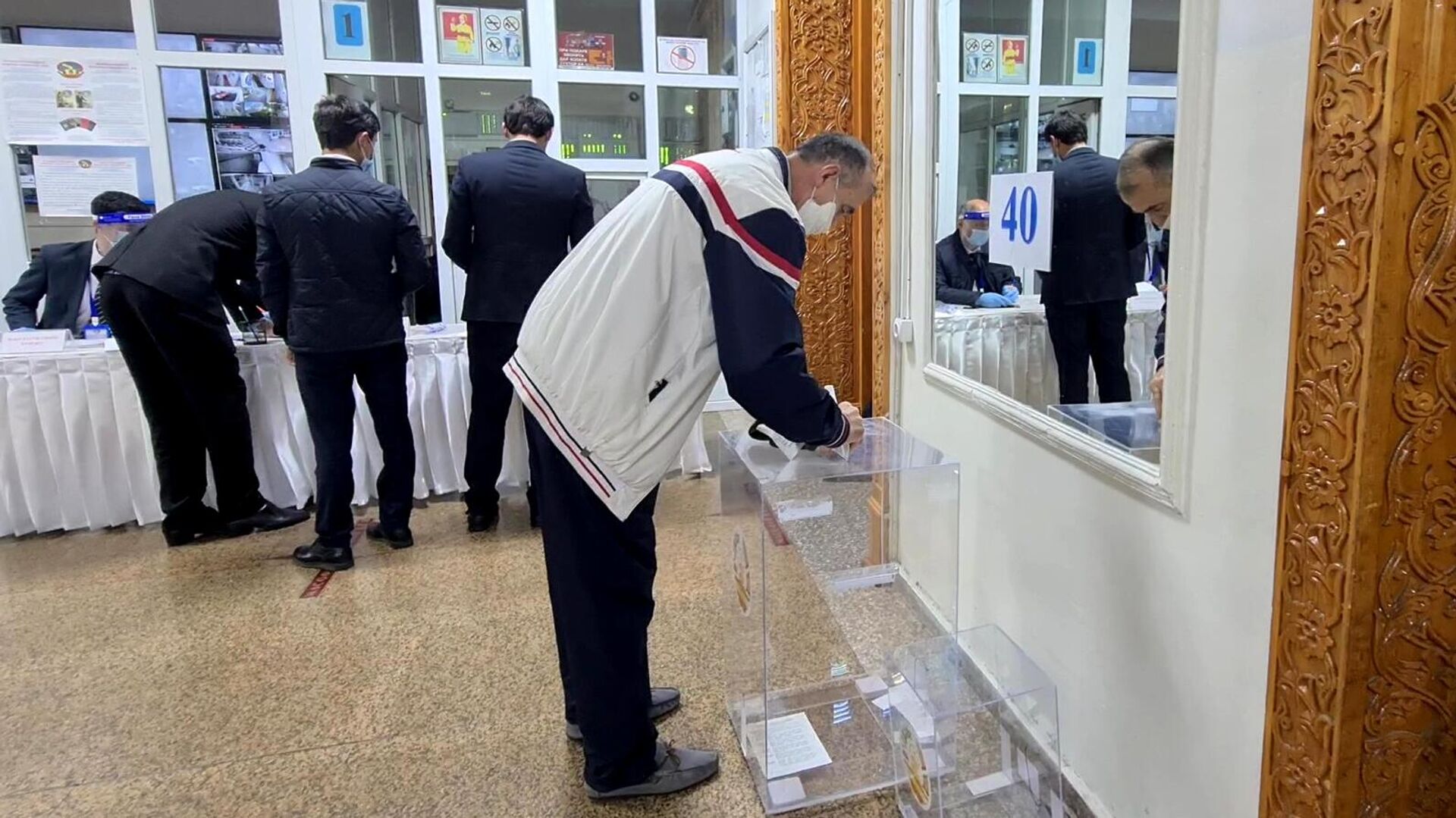Люди участвует в голосовании на выборах президента Таджикистана. Скриншот видео - РИА Новости, 1920, 11.10.2020
