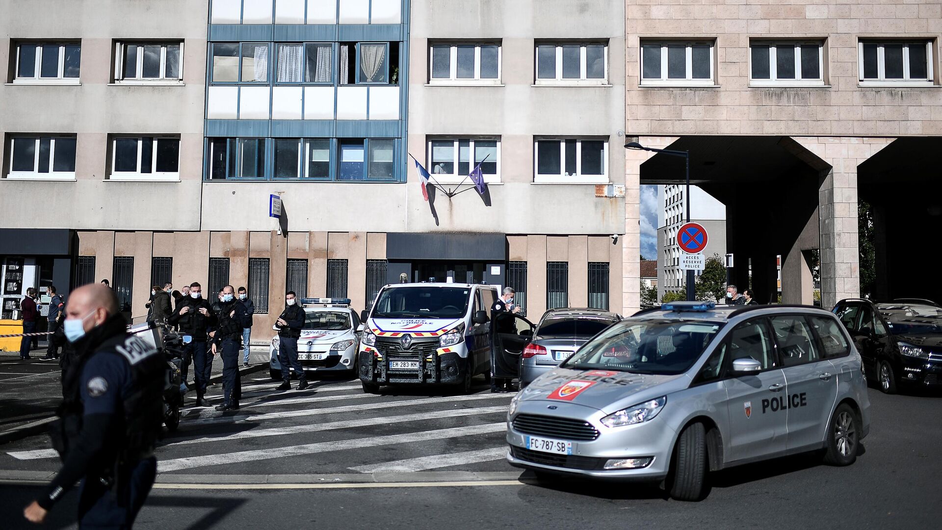 Сотрудники полиции города Шампиньи-сюр-Марн возле участка, который был атакован с помощью фейерверков - РИА Новости, 1920, 11.10.2020