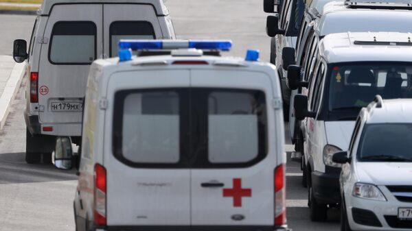 Машины скорой медицинской помощи возле карантинного центра в Коммунарке