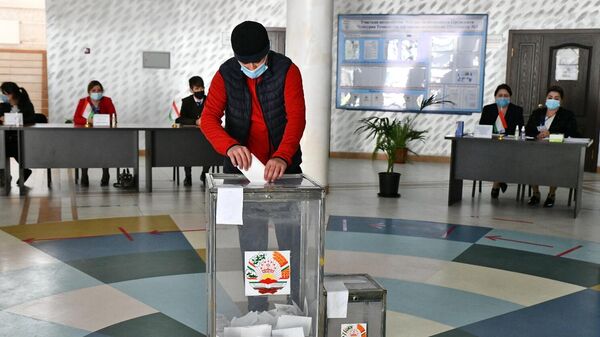 Мужчина участвует в голосовании на выборах президента Таджикистана на одном из избирательных участков в Душанбе