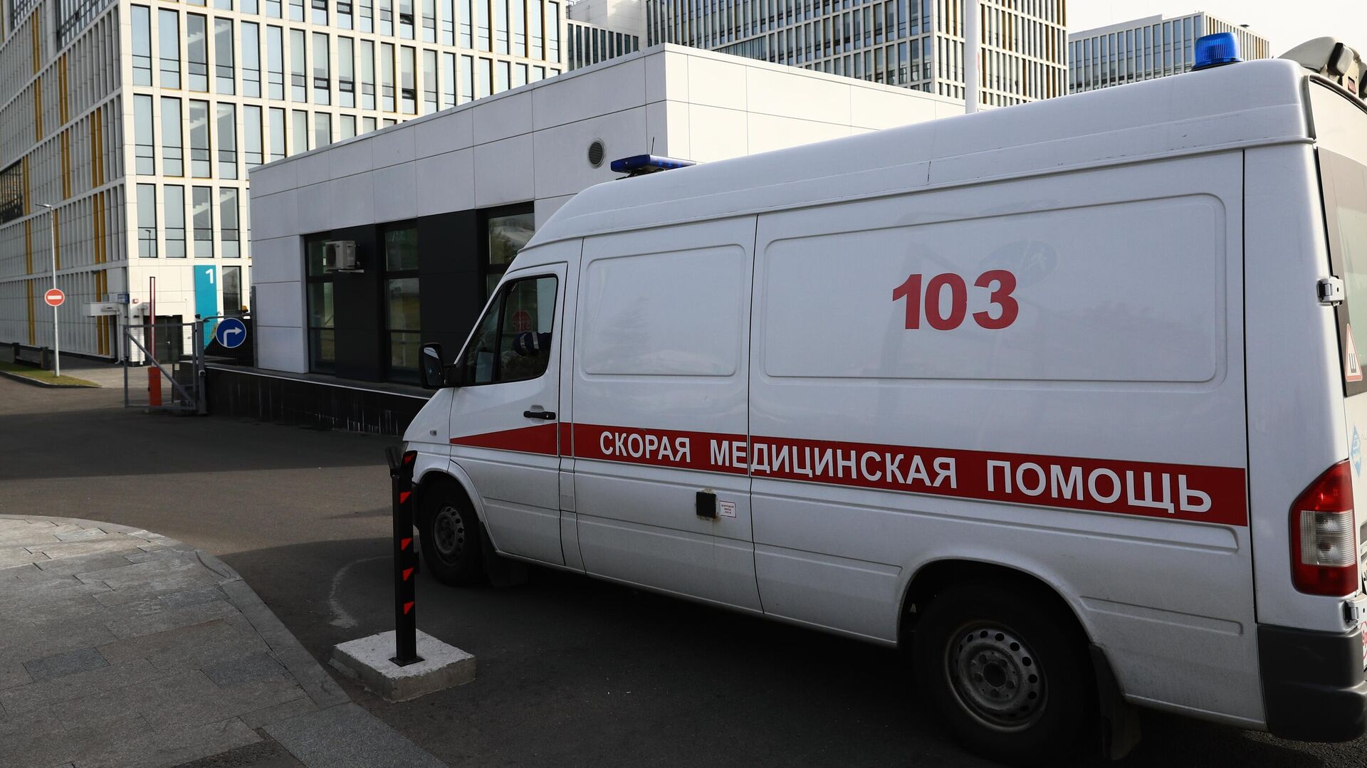 Машина скорой медицинской помощи возле карантинного центра в Коммунарке - РИА Новости, 1920, 11.10.2021