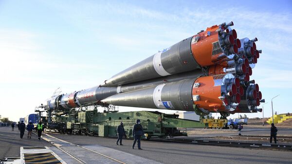 Вывоз ракеты-носителя Союз-2.1а с пилотируемым кораблем Союз МС-17 на стартовый комплекс площадки №31 космодрома Байконур