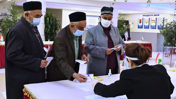 Люди участвуют в выборах президента Таджикистана на избирательном участке в Душанбе