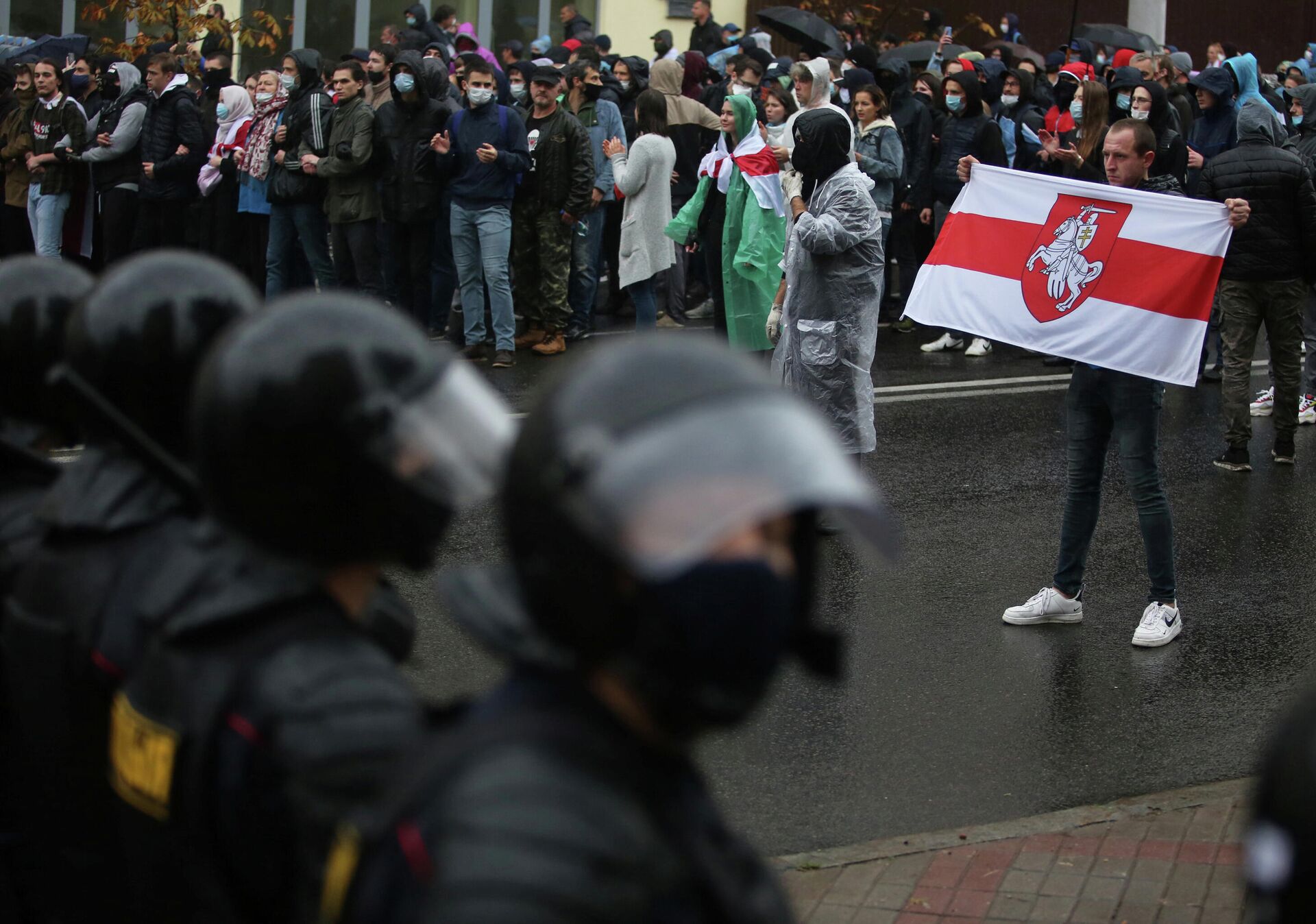 Сотрудники правоохранительных органов во время митинга оппозиции в Минске - РИА Новости, 1920, 13.10.2020