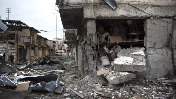 Разрушения на улице города Степанакерт, который подвергся обстрелу