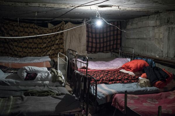 Местные жители приготовили кровати для ночевки в подвале одного из домов города Шуши