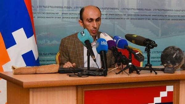 Защитник прав человека непризнанной Нагорно-Карабахской Республики Артак Бегларян представил в ходе брифинга фрагменты беспилотника, бомбы и ракет, которые, по его словам, были применены азербайджанскими ВС против мирного населения Карабах
