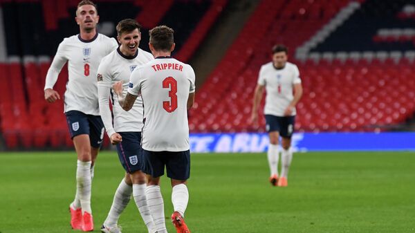 Футболисты сборной Англии радуются забитому мячу