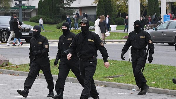 Сотрудники правоохранительных органов во время несанкционированной акции протеста оппозиции в Минске