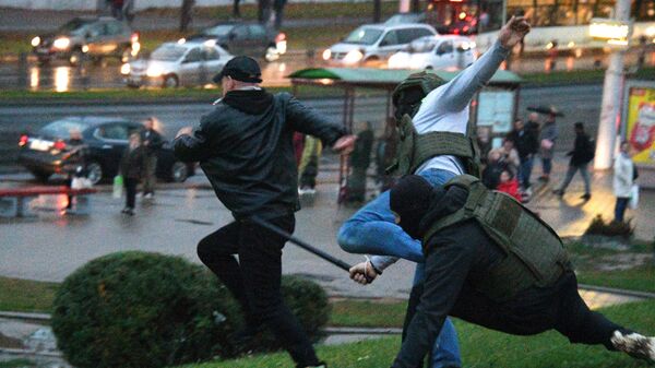 Сотрудники правоохранительных органов задерживают участника несанкционированной акции протеста оппозиции в Минске