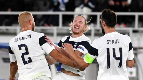 Футболисты сборной Финляндии радуются голу