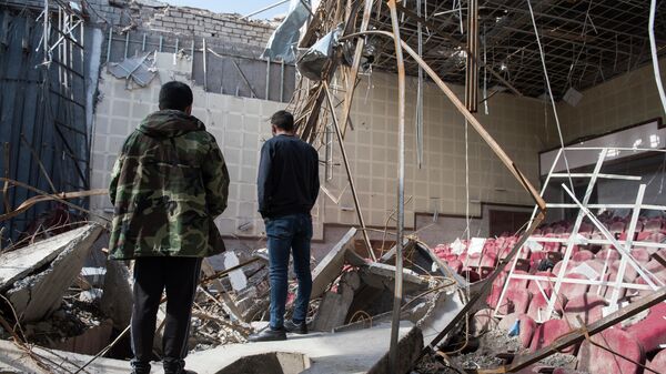 Разрушенный обстрелом кинотеатр в городе Шуши в Карабахе