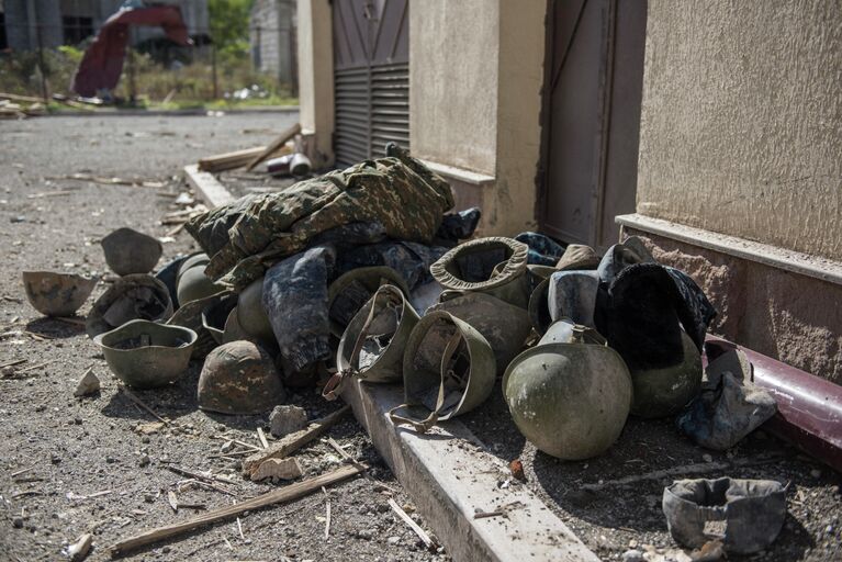 Последствия обстрелов на улице в городе Шуши