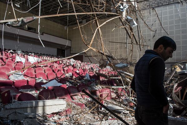 Разрушенный обстрелом кинотеатр в городе Шуши в Карабахе