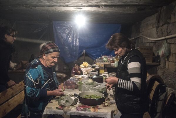 Местные жители готовят еду в подвале одного из домов города Шуши