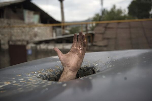 Пробоина в крыше автомобиля, появившаяся в результате обстрелов Степанакерта в Нагорном Карабахе