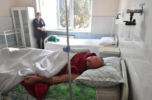Пострадавший в результате ракетного обстрела в больнице города Гянджа