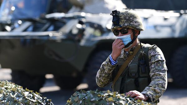 Военнослужащий на блокпосте на въезде в Бишкек