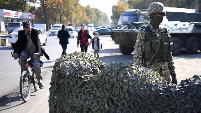 Военнослужащий на блокпосте на въезде в Бишкек