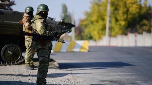 Военнослужащие на блокпосту на въезде в Бишкек