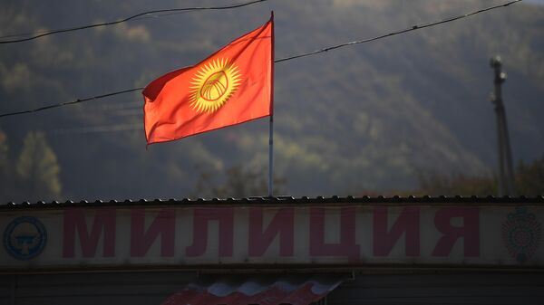 Флаг Киргизии на отделении милиции на въезде в Бишкек