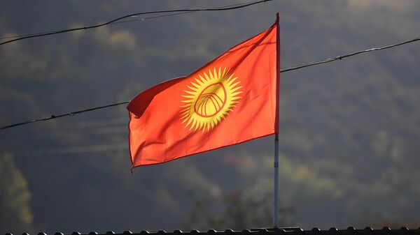 Флаг Киргизии на отделении милиции на въезде в Бишкек