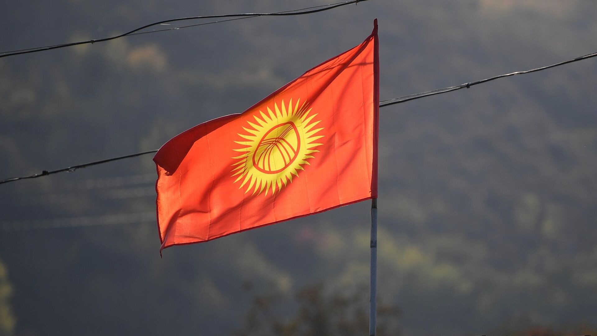 Флаг Киргизии на отделении милиции на въезде в Бишкек - РИА Новости, 1920, 06.02.2022