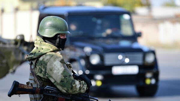 Военнослужащий на блокпосту на въезде в Бишкек