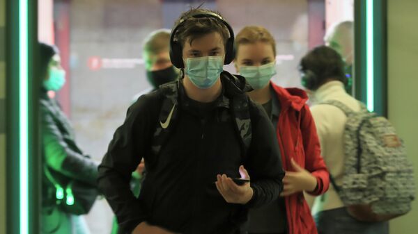 Пассажиры в защитный масках на одной из станций Московского метрополитена