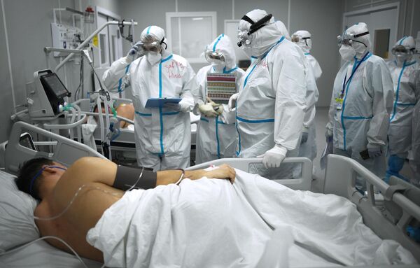 Мужчина в отделении реанимации во временном госпитале для пациентов с COVID-19 в Сокольниках