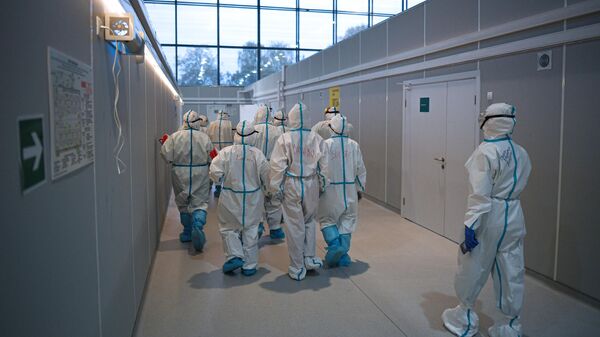 Медицинские работники во временном госпитале для пациентов с COVID-19 в Сокольниках