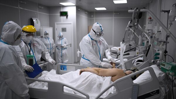 Медицинские работники во временном госпитале для пациентов с COVID-19 в Сокольниках