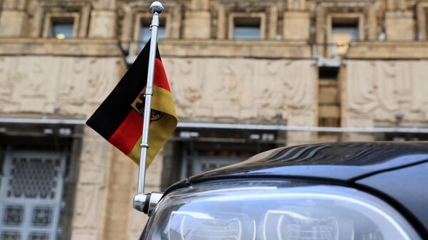 Флажок на автомобиле чрезвычайного и полномочного посла Германии у здания МИД РФ