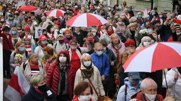 Колонна протестующих на проспекте Независимости в Минске