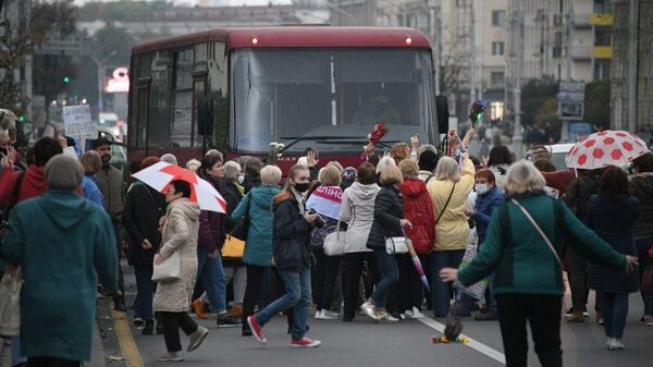 Колонна протестующих на проспекте Независимости в Минске