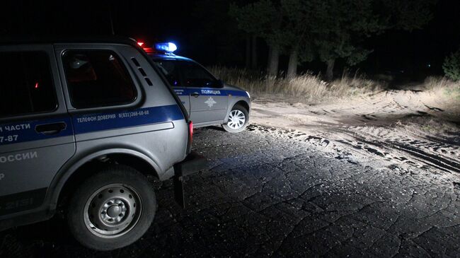 Полицейские автомобили на автобусной остановке в поселке Большеорловский в Нижегородской области, где неизвестный устроил стрельбу