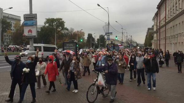 Колонна протестующих на акции в Минске
