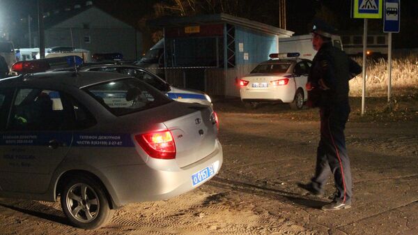 Сотрудники полиции на автобусной остановке в поселке Большеорловский в Нижегородской области, где неизвестный устроил стрельбу