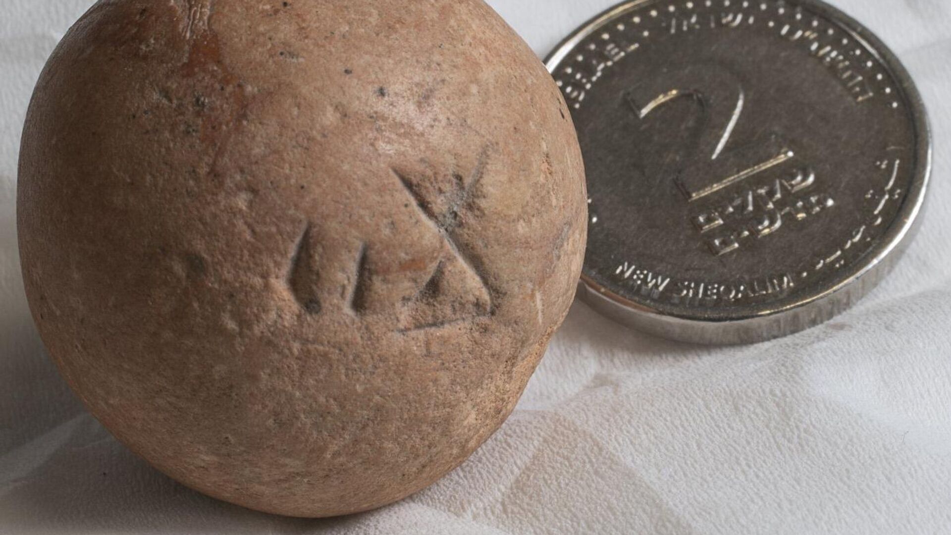 Древняя гиря, обнаруженная в ходе археологических раскопок у Стены Плача в Иерусалиме - РИА Новости, 1920, 13.10.2020