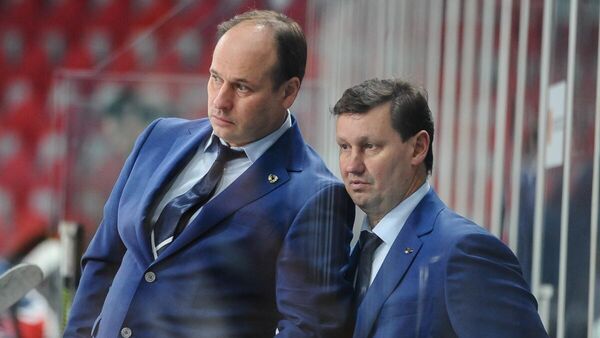 Хоккейный тренер Евгений Ставровский (слева)
