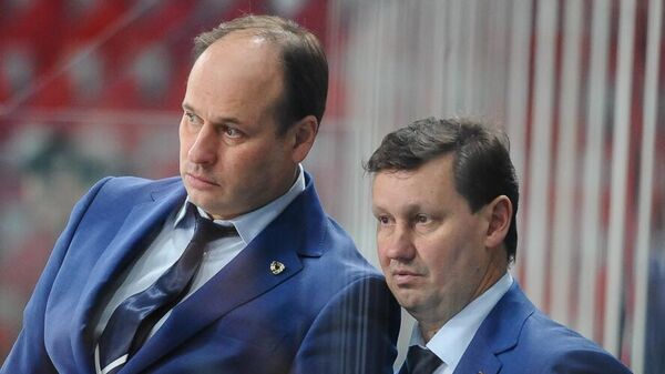 Хоккейный тренер Евгений Ставровский (слева)