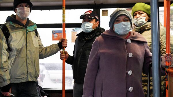 Пассажиры в медицинских масках в автобусе