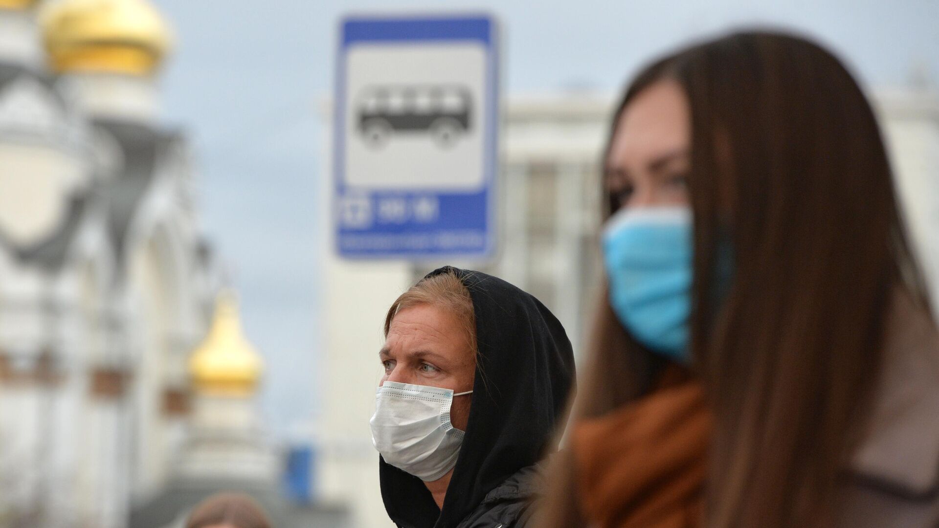 Люди в защитных масках на остановке общественного транспорта в Екатеринбурге - РИА Новости, 1920, 23.10.2020