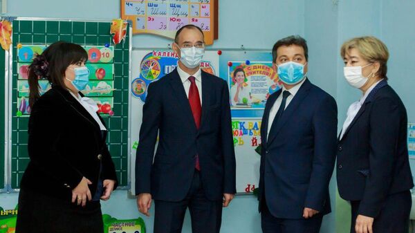 Первый заместитель Министра просвещения РФ Дмитрий Глушко вместе с делегацией во время посещения школы в Ташкенте