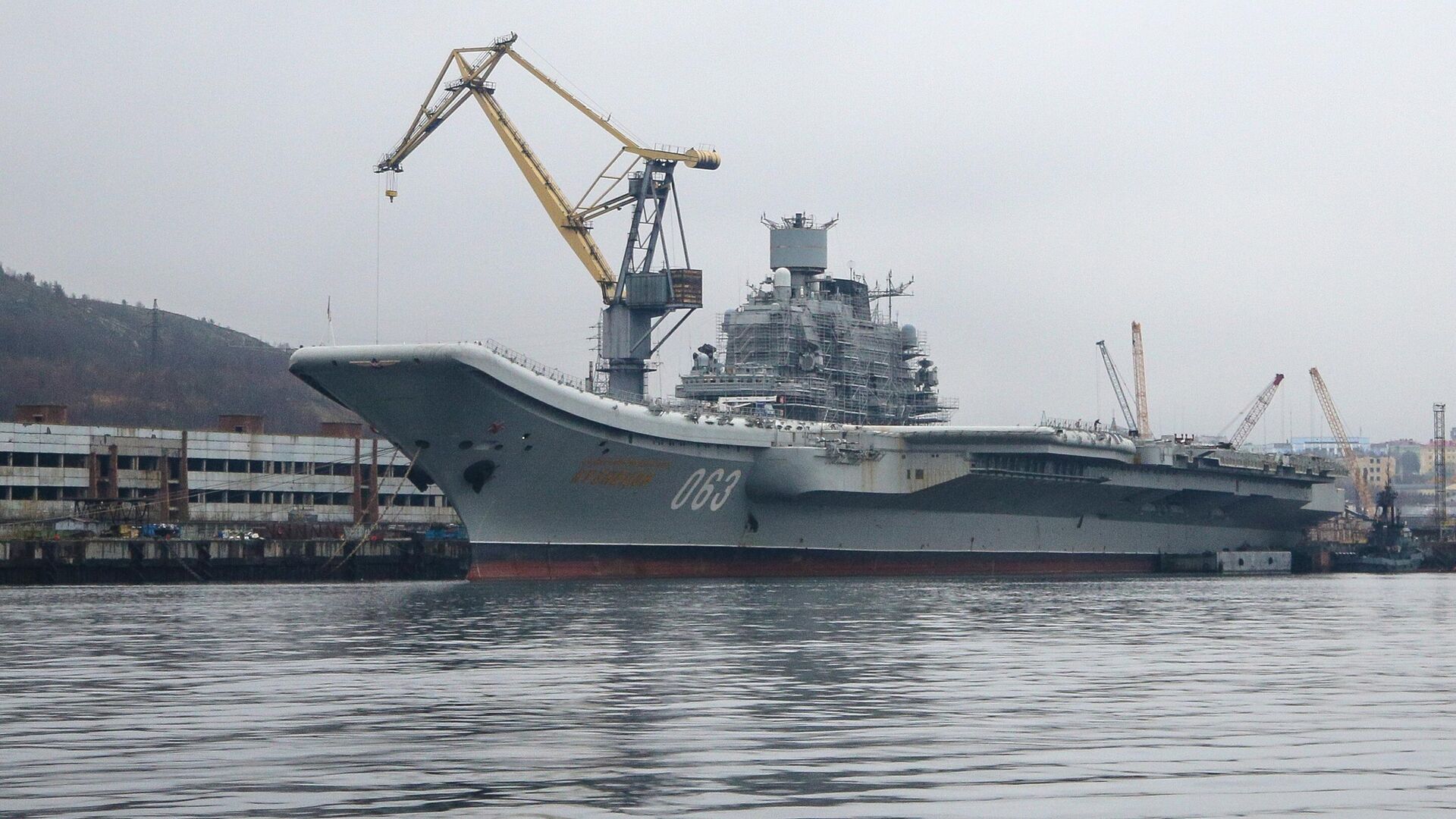 Авианесущий крейсер Адмирал Кузнецов проходит ремонт и модернизацию на 35-м СРЗ в порту Мурманска - РИА Новости, 1920, 27.01.2021