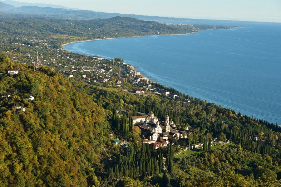 Вид на Ново-Афонский Симоно-Кананитский монастырь в Новом Афоне на побережье Черного моря