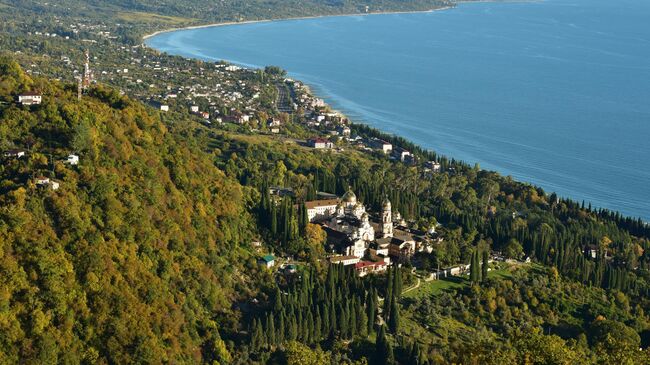 Вид на Ново-Афонский Симоно-Кананитский монастырь в Новом Афоне на побережье Черного моря