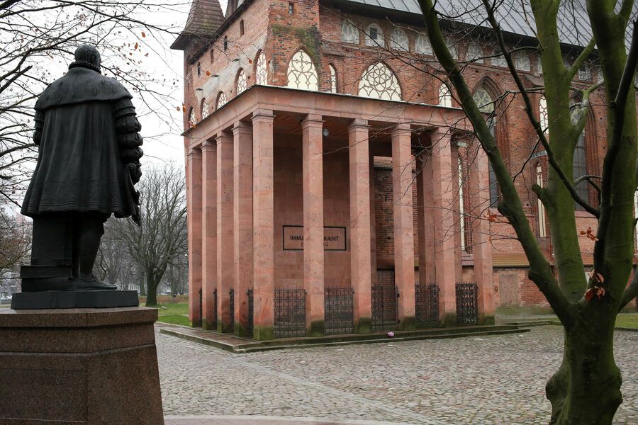 Могила и мавзолей немецкого философа Иммануила Канта у стен Кафедрального Кенигсбергского собора