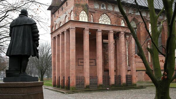 Могила и мавзолей немецкого философа Иммануила Канта у стен Кафедрального Кенигсбергского собора